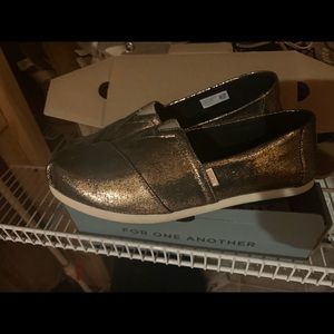 Gold Shimmer Toms 🖤